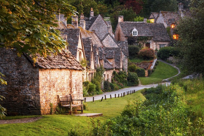Nhà thơ William Morris từng ca ngợi Bibury là “ngôi làng đẹp nhất miền cổ tích Cotsworlds” của nước Anh. Chỉ cách Oxford khoảng một giờ đi xe, ngôi làng từ thế kỷ 17 nổi tiếng với những căn nhà đá màu mật ong. Ảnh: Telegraph.