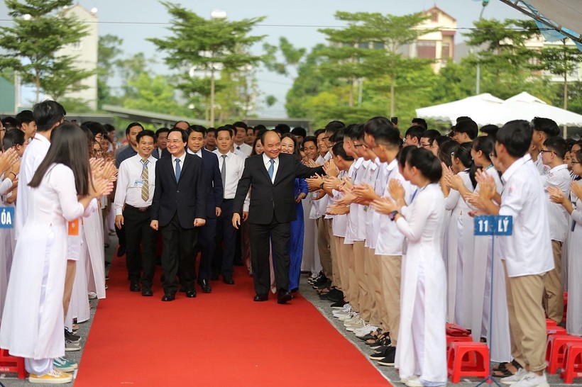 Thủ tướng Nguyễn Xuân Phúc vui khai giảng cùng 1.588 học sinh Trường THPT Sơn Tây