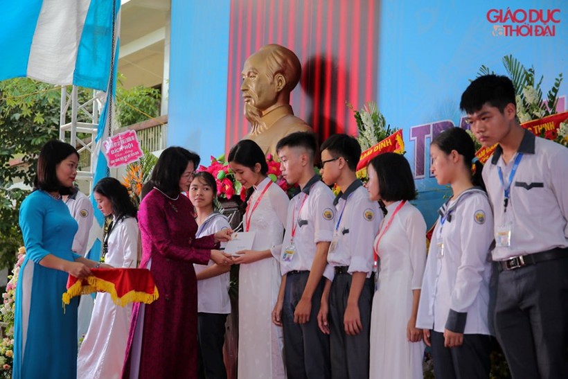Phó Chủ tịch nước  Đặng Thị Ngọc Thịnh trao 30 suất học bổng cho học sinh trường THPT chuyên Lê Hồng Phong. 