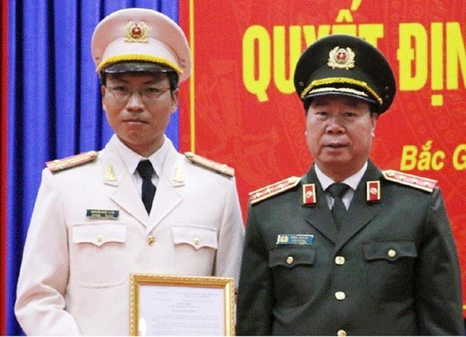 Thượng tá Nguyễn Quốc Toản (trái), tân Giám đốc Công an tỉnh Bắc Giang. Ảnh: Báo Bắc Giang.