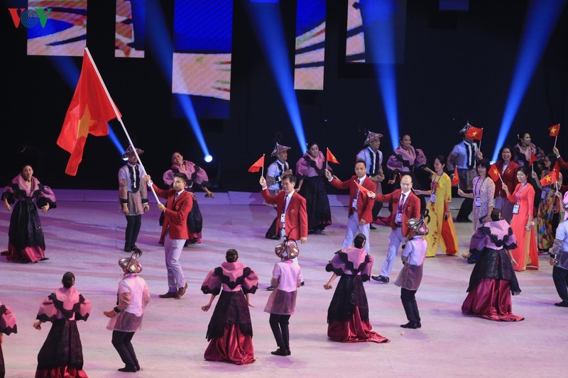 Đoàn thể thao Việt Nam tiến vào nhà thi đấu Philippine Arena trong Lễ khai mạc SEA Games 30.