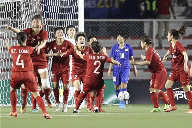 Các nữ tuyển thủ vỡ oà trong niềm vui khi Hải Yến đánh đầu tung lưới tuyển nữ Thái Lan ở hiệp phụ thứ 1. Ảnh: Hoàng Linh/TTXVN