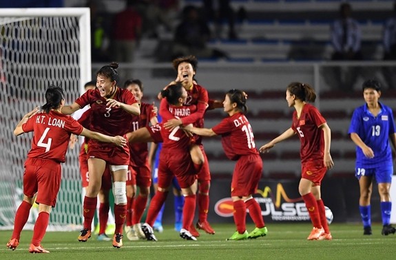 Các nữ cầu thủ Việt Nam vui mừng với bàn thắng của Hải Yến vào lưới đổi tuyển Thái Lan.