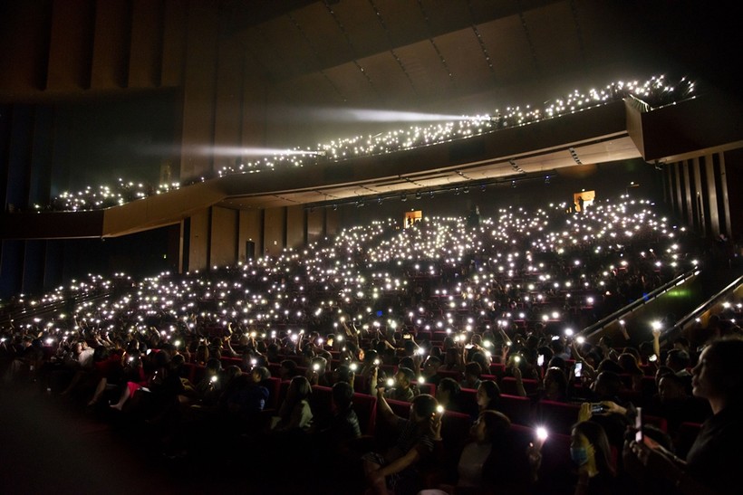 Hàng nghìn khán giả Hà Nội tặng ca sĩ Lệ Quyên cả “bầu trời sao“