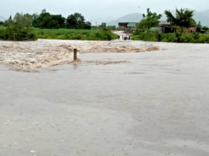 Nước lũ tràn qua cầu tràn ở xã Ia Rrai, huyện K rông Pa, Gia Lai. Ảnh: Tiền Phong.