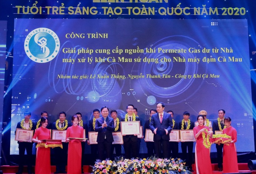Tuyên dương công trình sáng tạo của Đoàn TN Công ty Khí Cà Mau – các tác giả Nguyễn Thanh Tân và Lê Xuân Thắng.
