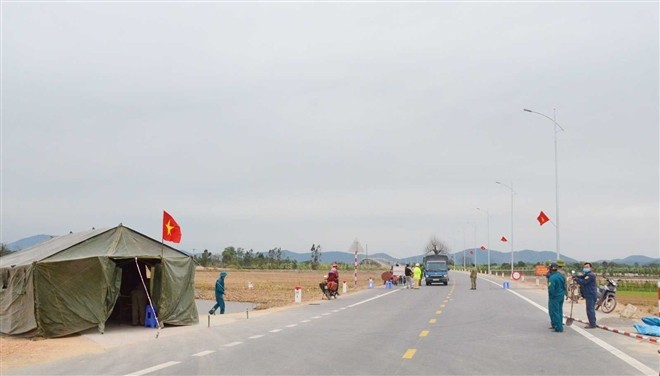 Lực lượng chức năng thực hiện công tác phòng dịch trên địa bàn thị xã Đông Triều.