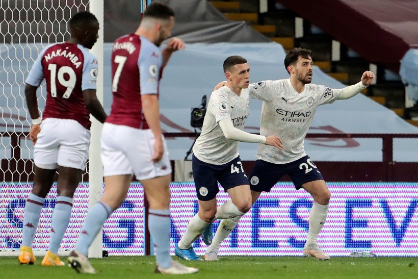 Chỉ chơi với 10 người trong cả hiệp 2, Man City vẫn đánh bại Aston Villa 2-1. (Ảnh: Getty).