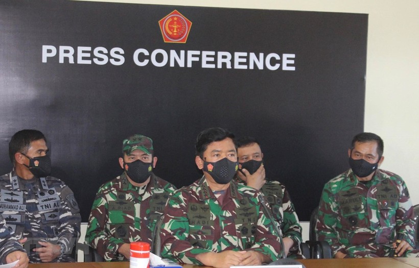 Tư lệnh Quân đội Indonesia, Nguyên soái Hadi Tjahjanto (giữa) phát biểu tại cuộc họp báo ở Denpasar ngày 24/4/2021. (Ảnh: AFP/TTXVN).