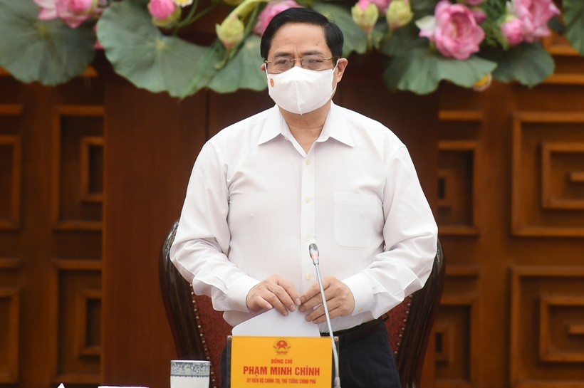 Thủ tướng Phạm Minh Chính chủ trì cuộc họp khẩn về phòng chống COVID-19. - Ảnh: VGP.
