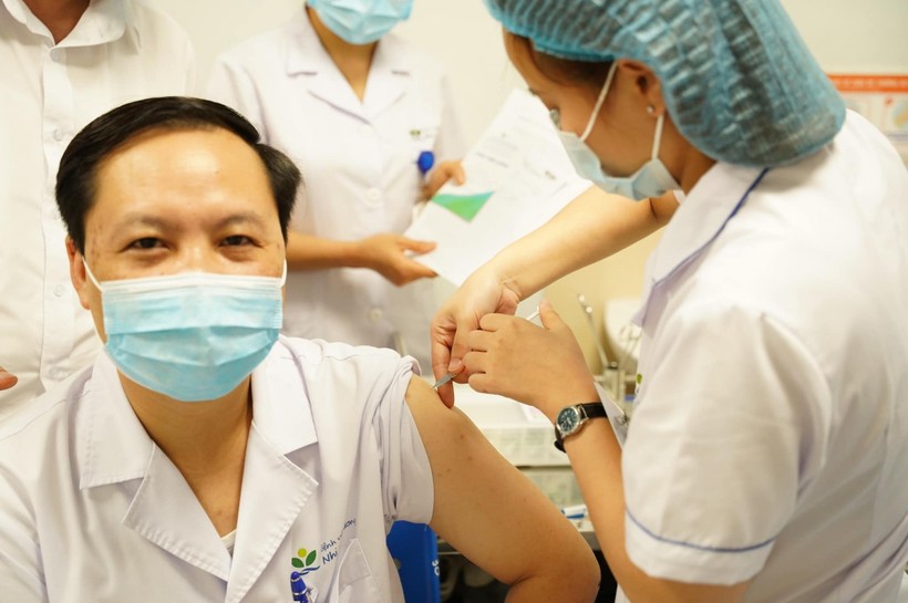 TS Lê Ngọc Duy- Giám đốc Trung tâm cấp cứu và chống độc nhi khoa, BV Nhi TW tiêm vắc xin phòng COVID-19  Ảnh: XT.