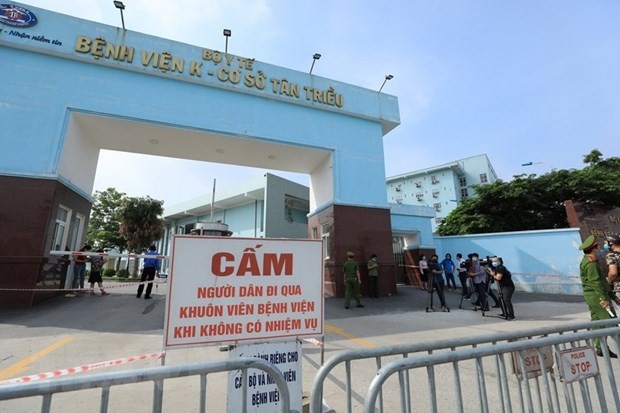 Hàng rào được dựng trước cửa Bệnh viện K Cơ sở 3 tại số 30, đường Cầu Bươu, xã Tân Triều, huyện Thanh Trì, Hà Nội. Ảnh: Minh Đức/TTXVN.
