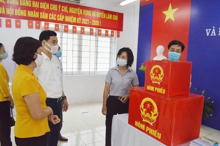 Trưởng ban Tuyên giáo Thành ủy Bùi Huyền Mai kiểm tra tại điểm bầu cử số 7 phường Thanh Xuân Nam.