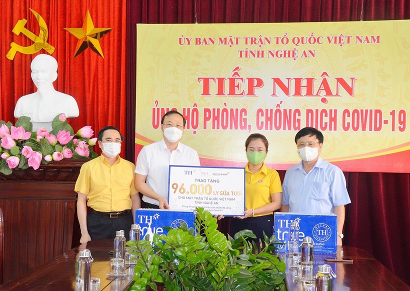 Đại diện Tập đoàn TH trao tặng tỉnh Nghệ An 96.000 sản phẩm tốt cho sức khỏe nhằm góp phần chung tay chống dịch COVID-19.