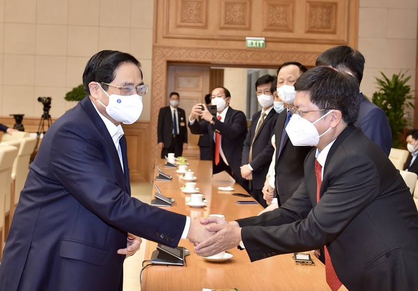 Thủ tướng Chính phủ gặp mặt đại diện lực lượng y tế tuyến đầu chống dịch - Ảnh: VGP/Nhật Bắc.