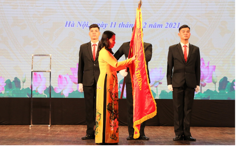 Phó Chủ tịch nước, Phó Chủ tịch thứ Nhất Hội đồng Thi đua – Khen thưởng Trung ương Võ Thị Ánh Xuân gắn Huân chương lên cờ truyền thống của Công đoàn Giáo dục Việt Nam.
