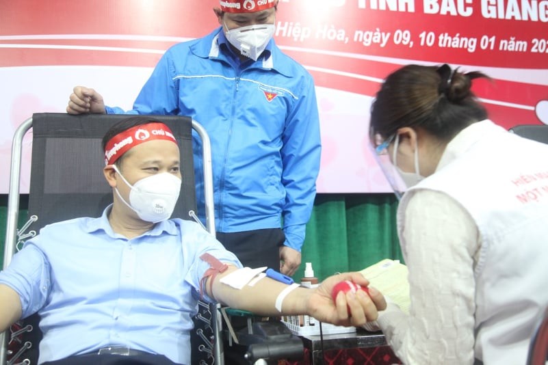 Các đại biểu dự và tham gia hiến máu tại Chương trình.
