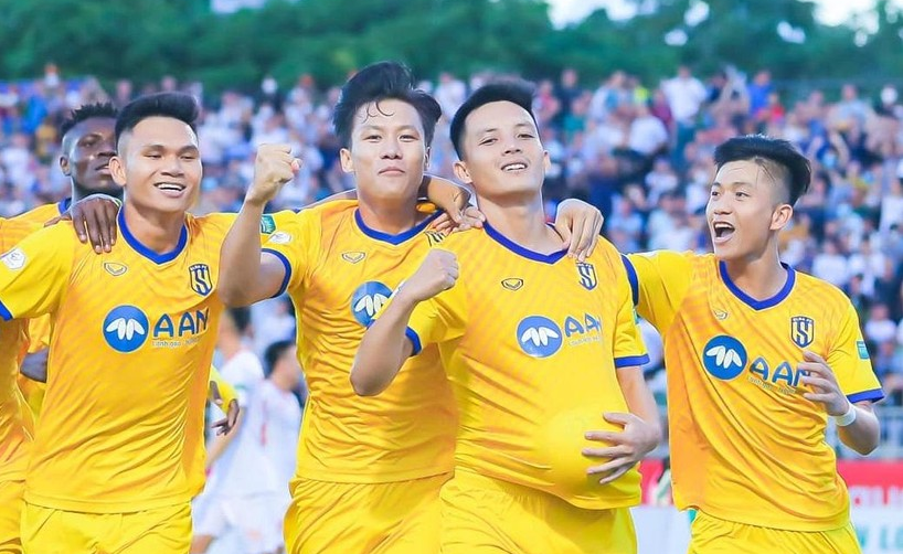 Văn Khánh gặp chấn thương trong trận thắng Hải Phòng ở vòng 9 V.League.