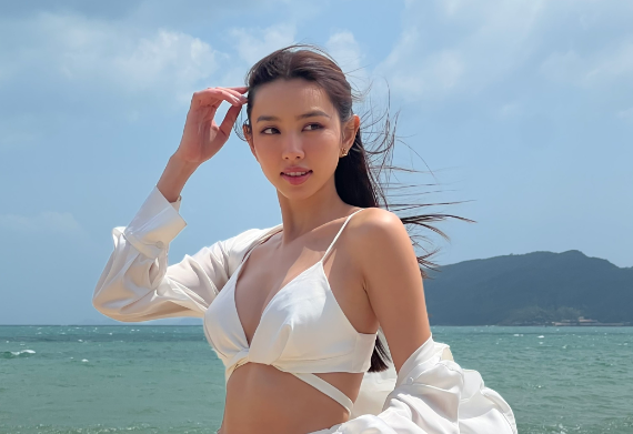 Hoa hậu Thùy Tiên gây sốt mạng với loạt ảnh khám phá miền Trung