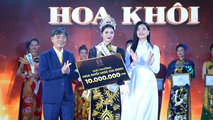 Sinh viên Nguyễn Thị Hằng, ngành Marketing, giành ngôi vị Hoa khôi Gia Định 2024.