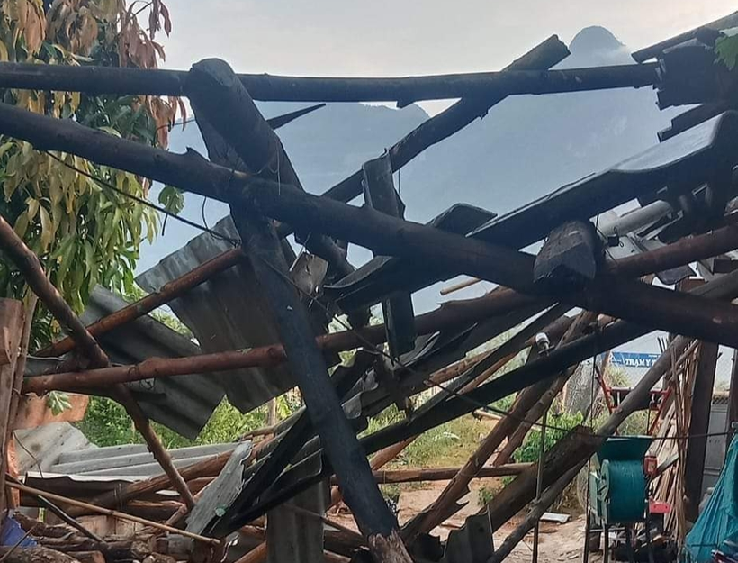 Mưa lớn kèm dông lốc làm tốc mái nhà bếp của người dân ở xã Chiềng Sung, huyện Mai Sơn.