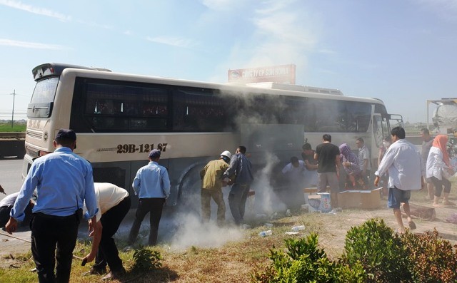Thanh Hóa:  Xe chở khách đi du lịch bất ngờ bốc khói lửa