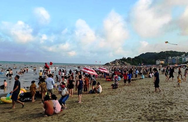 Thanh Hóa:  Sầm Sơn lưa thưa du khách tắm biển
