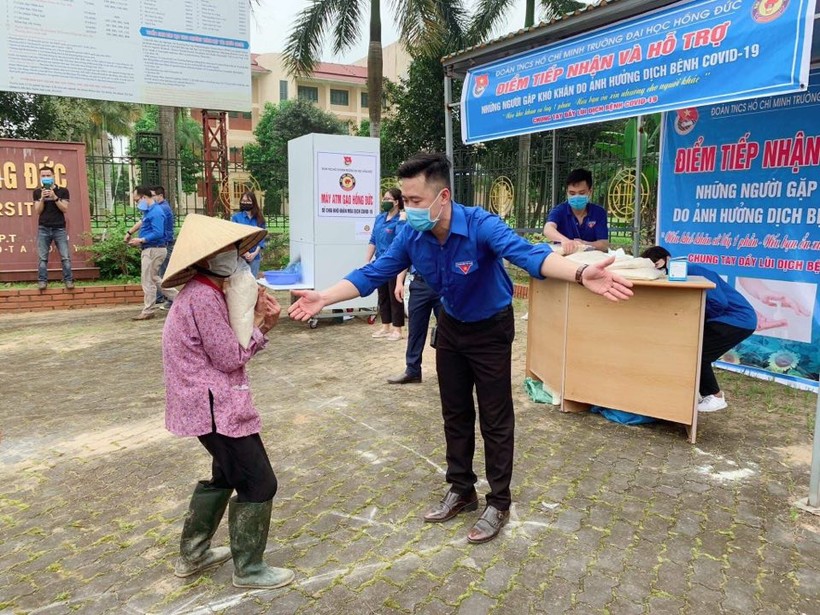Máy ATM gạo của trường đại học đến với người nghèo Thanh Hóa