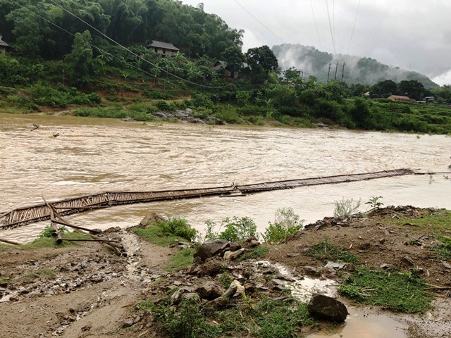 Thanh Hóa:  Hàng trăm hộ dân bị cô lập do mưa lũ