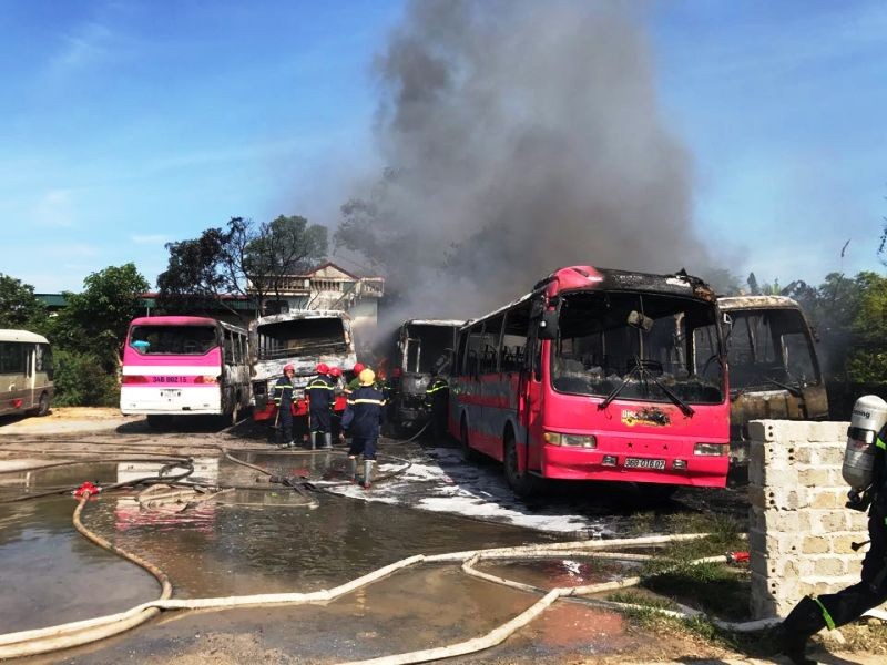 Thanh Hóa: Hỏa hoạn lây lan cả loạt xe chở công nhân