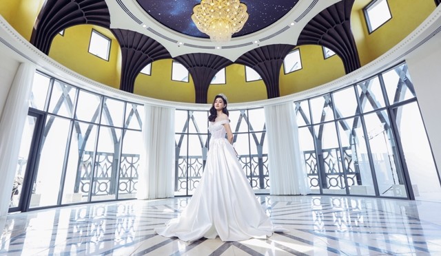 Hoa hậu Lương Thuỳ Linh thả dáng trên sân thượng của tòa nhà cao tầng