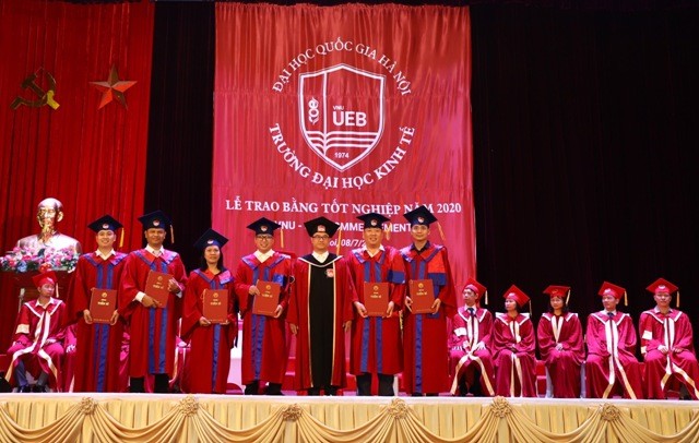 Lễ trao bằng tốt nghiệp nhiều ý nghĩa của trường Đại học Kinh tế