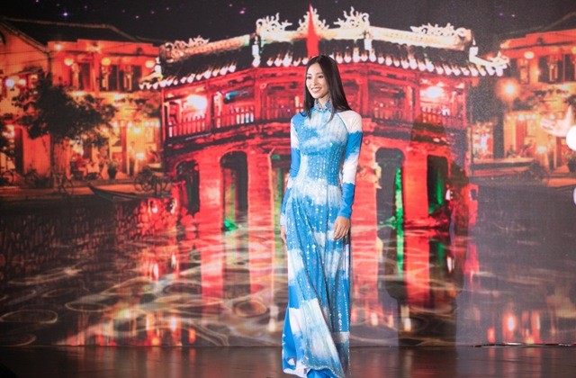 Đấu giá áo dài Hoa hậu Tiểu Vy trình diễn trong chương trình hướng về Đà Nẵng - Quảng Nam