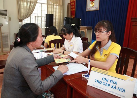 Quảng Ninh: Trả lương hưu, trợ cấp BHXH tại nhà