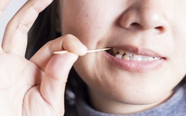 6 nguy cơ tiềm tàng ít ai ngờ đến khi xỉa răng sau khi ăn