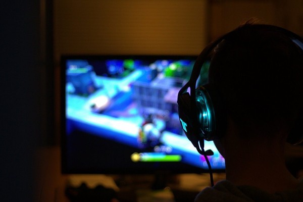 Một thanh niên chết vì cục máu đông sau khi ngồi yên chơi game online quá nhiều