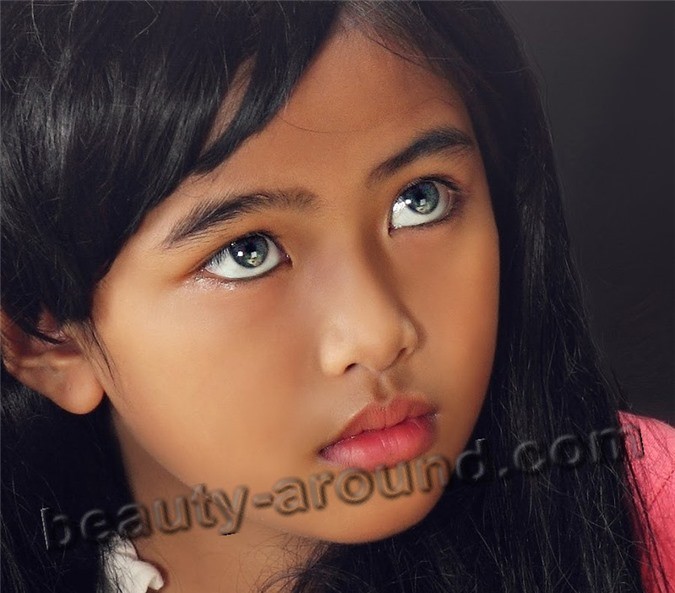 Đôi mắt siêu đẹp của bé gái Malaysia có gương mặt "thiên thần"