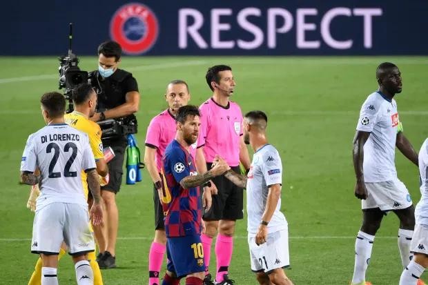 Siêu sao Messi lại từ chối bắt tay trọng tài sau trận đấu