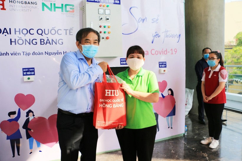 "ATM gạo" Trường ĐH Quốc tế Hồng Bàng chia sẻ khó khăn với người dân bị ảnh hưởng bởi dịch Covid-19
