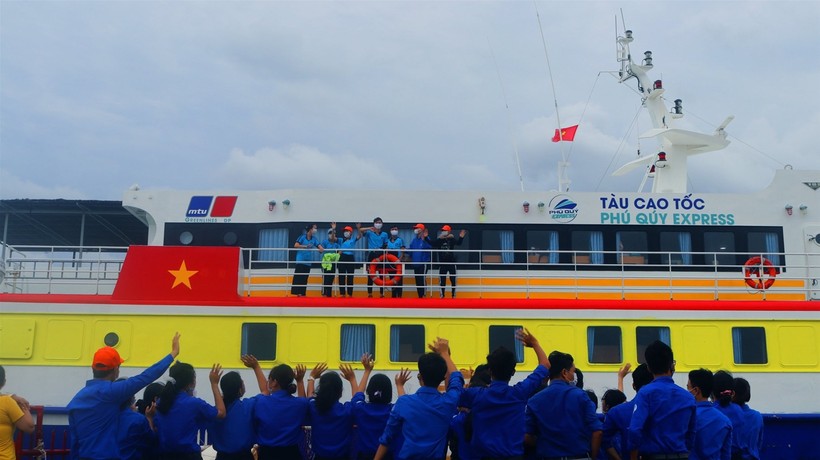 Chăm lo thí sinh huyện đảo Phú Quý vượt biển vào đất liền dự thi