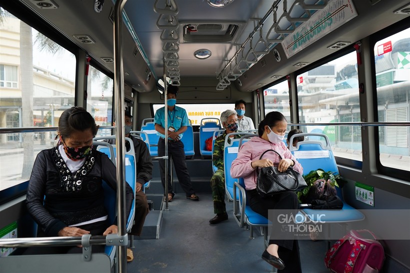 Giãn cách trên xe buýt thế nào sau nới lỏng cách ly tại Hà Nội