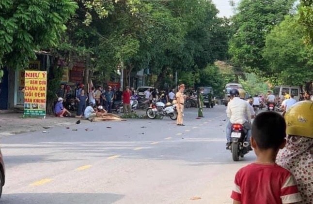 Yên Bái: Va chạm với xe khách, xe máy đứt đôi, một người tử vong