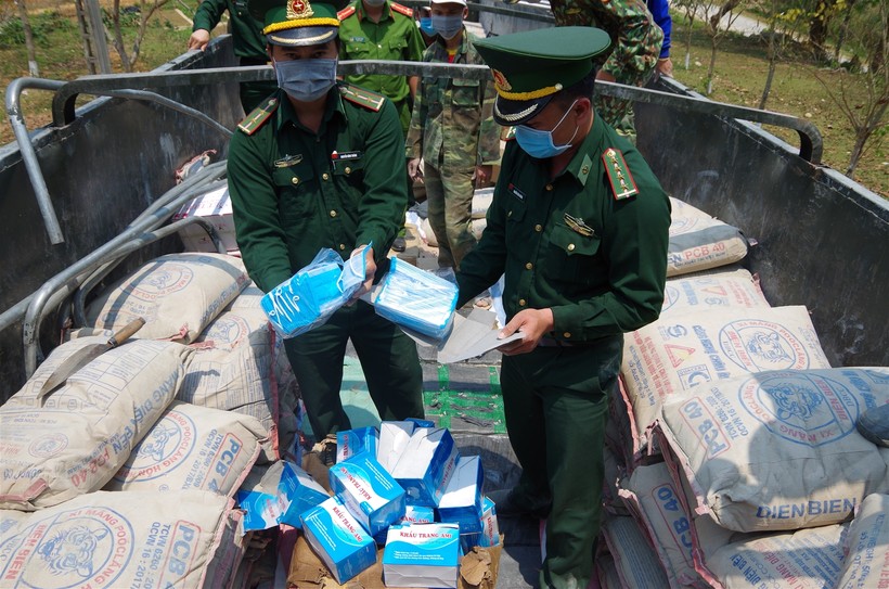 Điện Biên: Thu giữ hàng trăm nghìn khẩu trang y tế "ngụy trang" lên biên giới Việt Lào