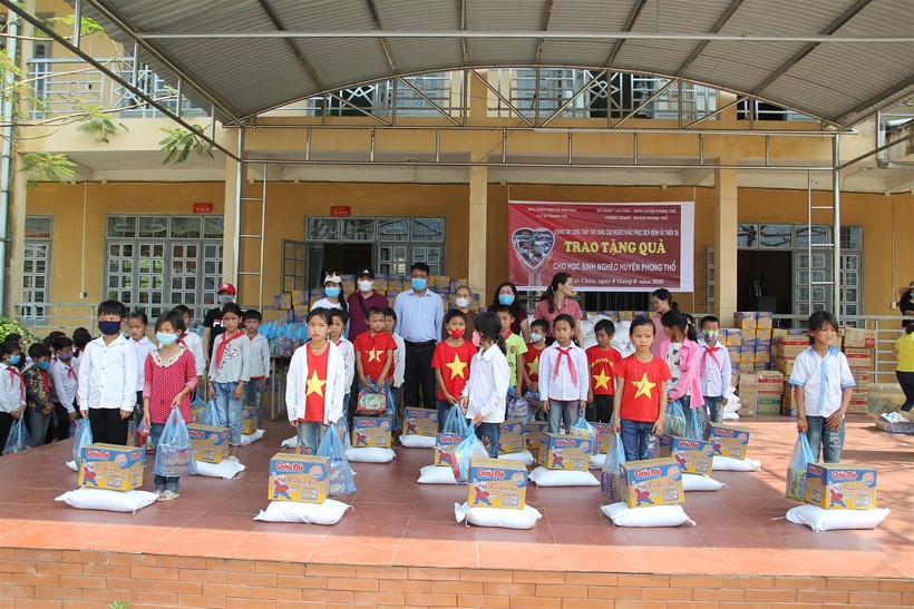 Trao tặng hơn 300 suất quà cho học sinh nghèo tỉnh Lai Châu