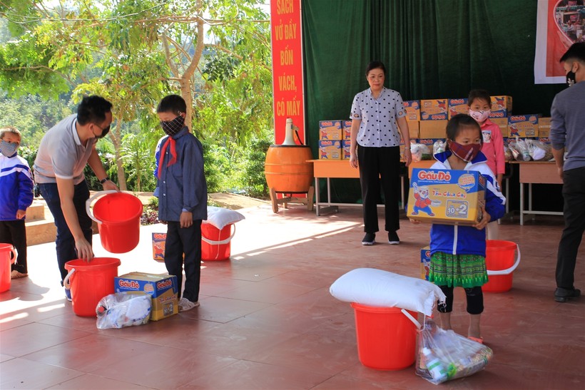 Báo GD&TĐ chuyển tặng 200 suất quà cho học sinh nghèo, biên giới tỉnh Điện Biên