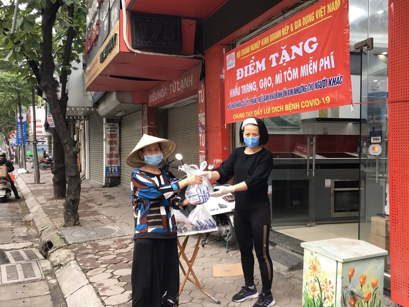 Thêm 20 điểm phát khẩu trang và thực phẩm miễn phí tại Hà Nội