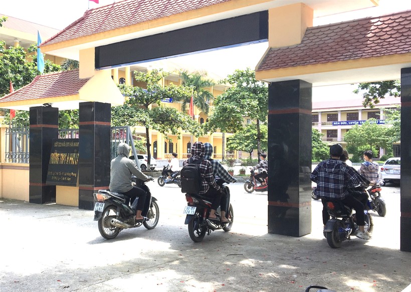 Hà Nam: Xe chuyên dụng đưa đón thí sinh trong khu cách ly