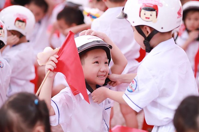 Hà Nội: Trao tặng mũ bảo hiểm cho tất cả học sinh tiểu học