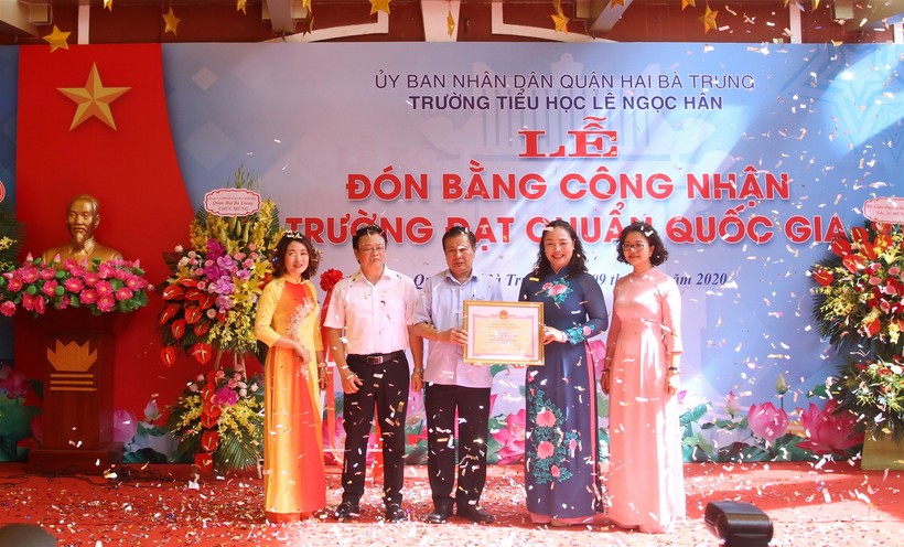 Nhiều trường học Hà Nội đón bằng công nhận trường chuẩn quốc gia