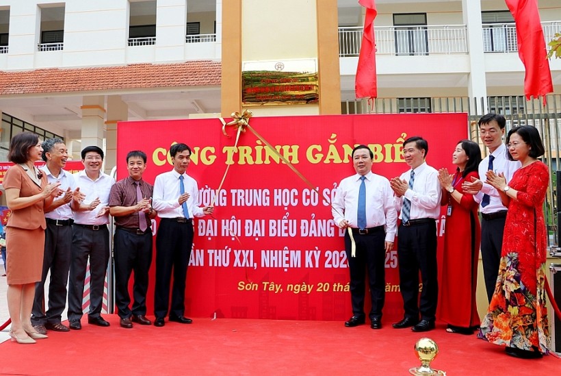Hà Nội: Gắn biển công trình trường học chào mừng Đại hội Đảng bộ thị xã Sơn Tây